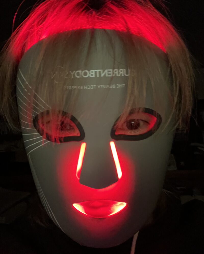 カレントボディ マルチライトマスク 装着中 赤LED